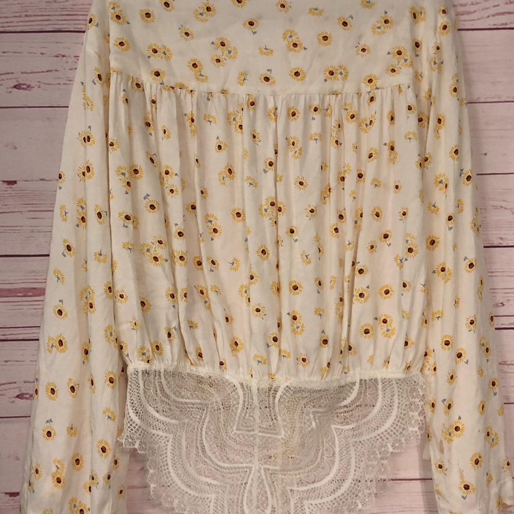 Forties Feels Daisy Print Bell-Sleeve Floral Bodysuit - Picture 6 of 14